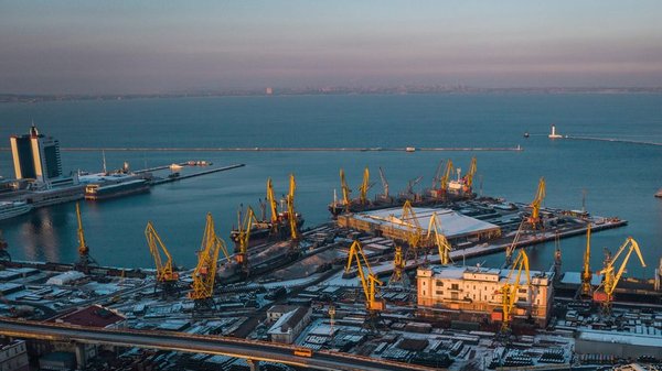 Порти Одеської області відновлюють перевалку контейнерів